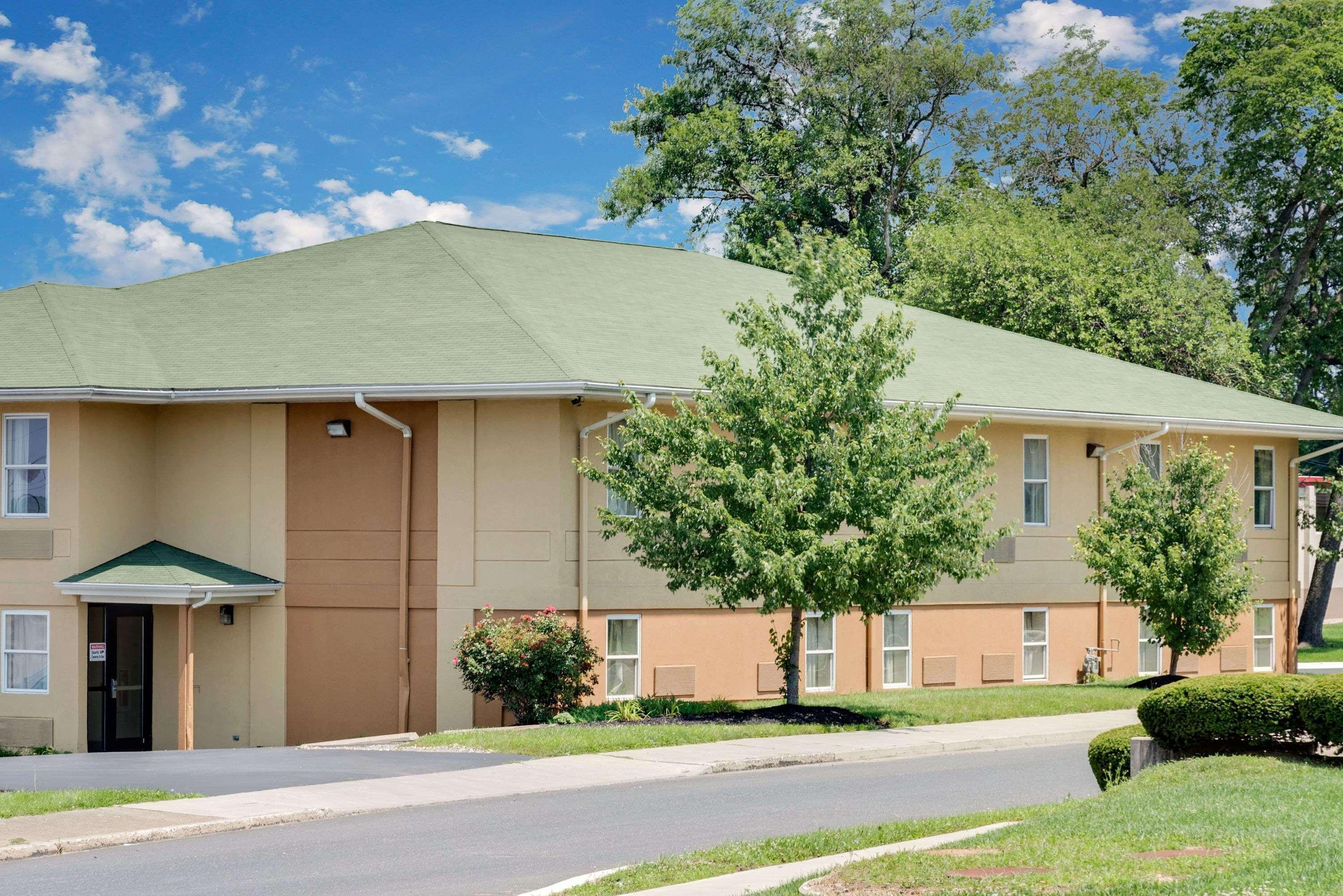 Super 8 By Wyndham Allentown Exterior photo